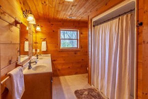 Combined shower/tub, towels - Mountain Lodge Near Downtown (Boone)