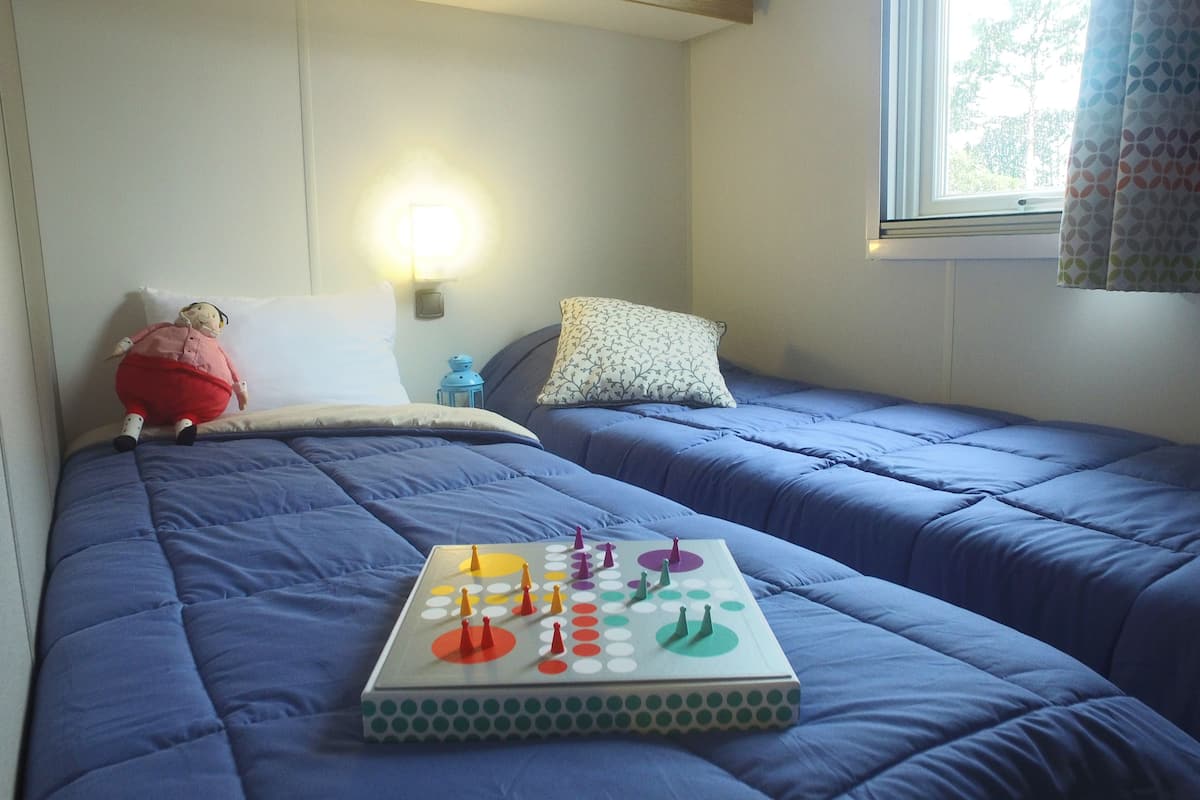 2 Schlafzimmer, individuell dekoriert, individuell eingerichtet