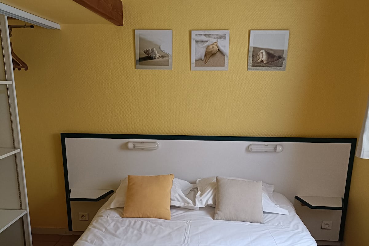 2 Schlafzimmer, individuell dekoriert, individuell eingerichtet