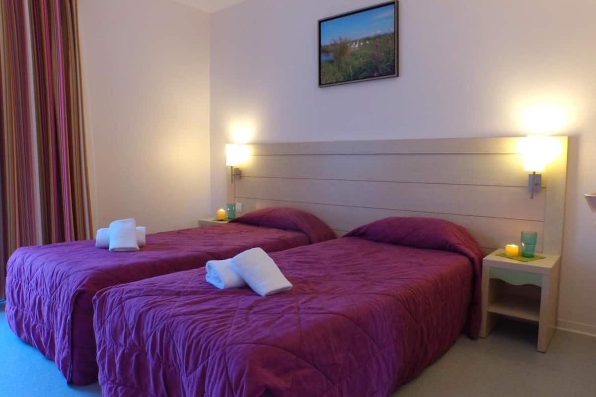 2 Schlafzimmer, individuell dekoriert, individuell eingerichtet