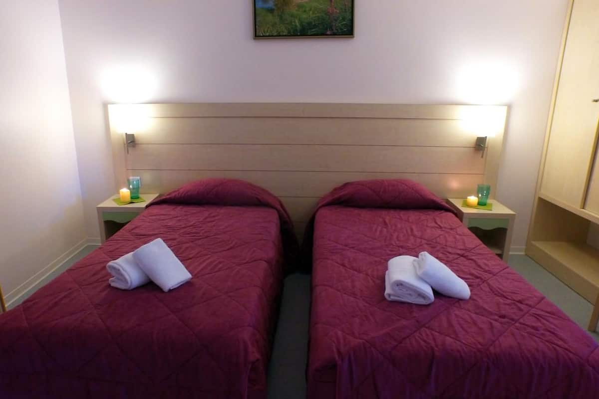 2 Schlafzimmer, individuell dekoriert, individuell eingerichtet
