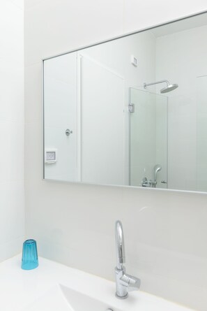 2nd Herzel beach apartment | Bathroom | Shower, rainfall showerhead, free toiletries, hair dryer - Herzel beach apartment (Bat Yam)