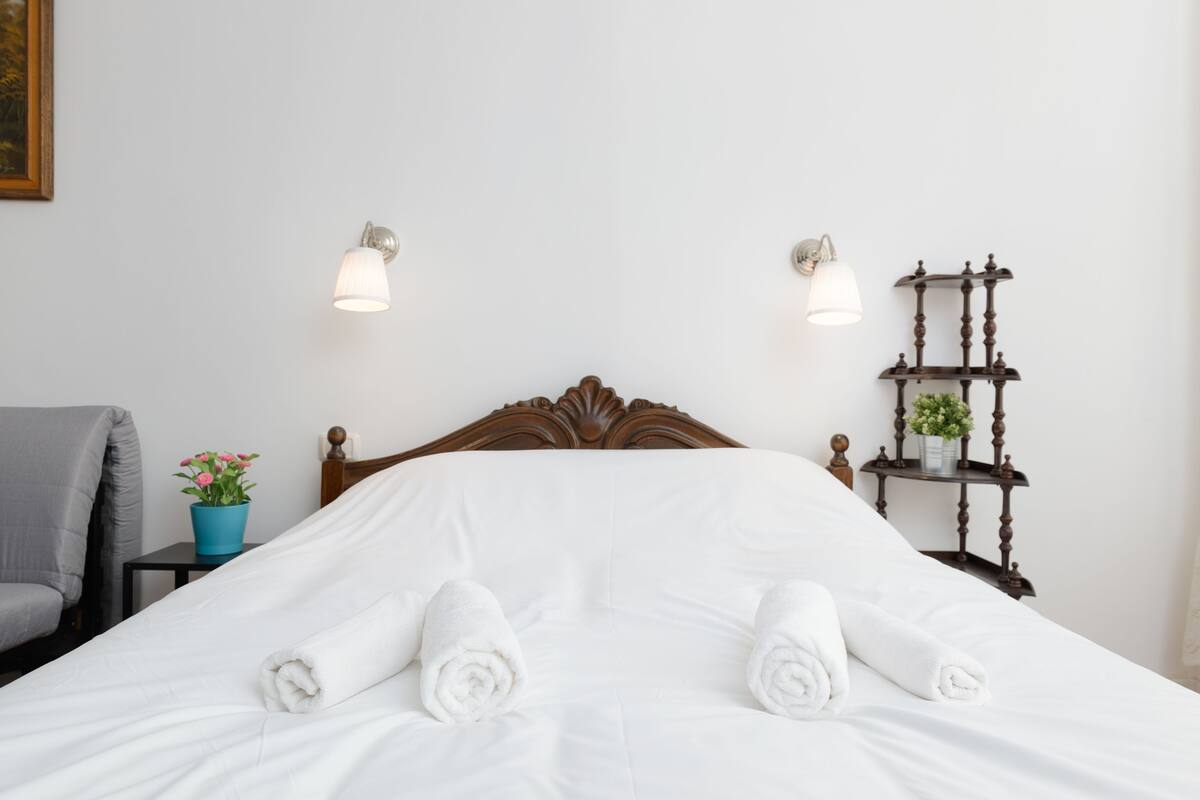 2nd Herzel beach apartment | Cofres nos quartos, ferros/tábuas de passar roupa, berços grátis