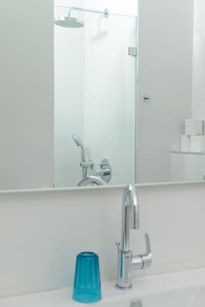 2nd Herzel beach apartment | Tallelokero huoneessa, yksilöllisesti sisustettu, silitysrauta/-lauta