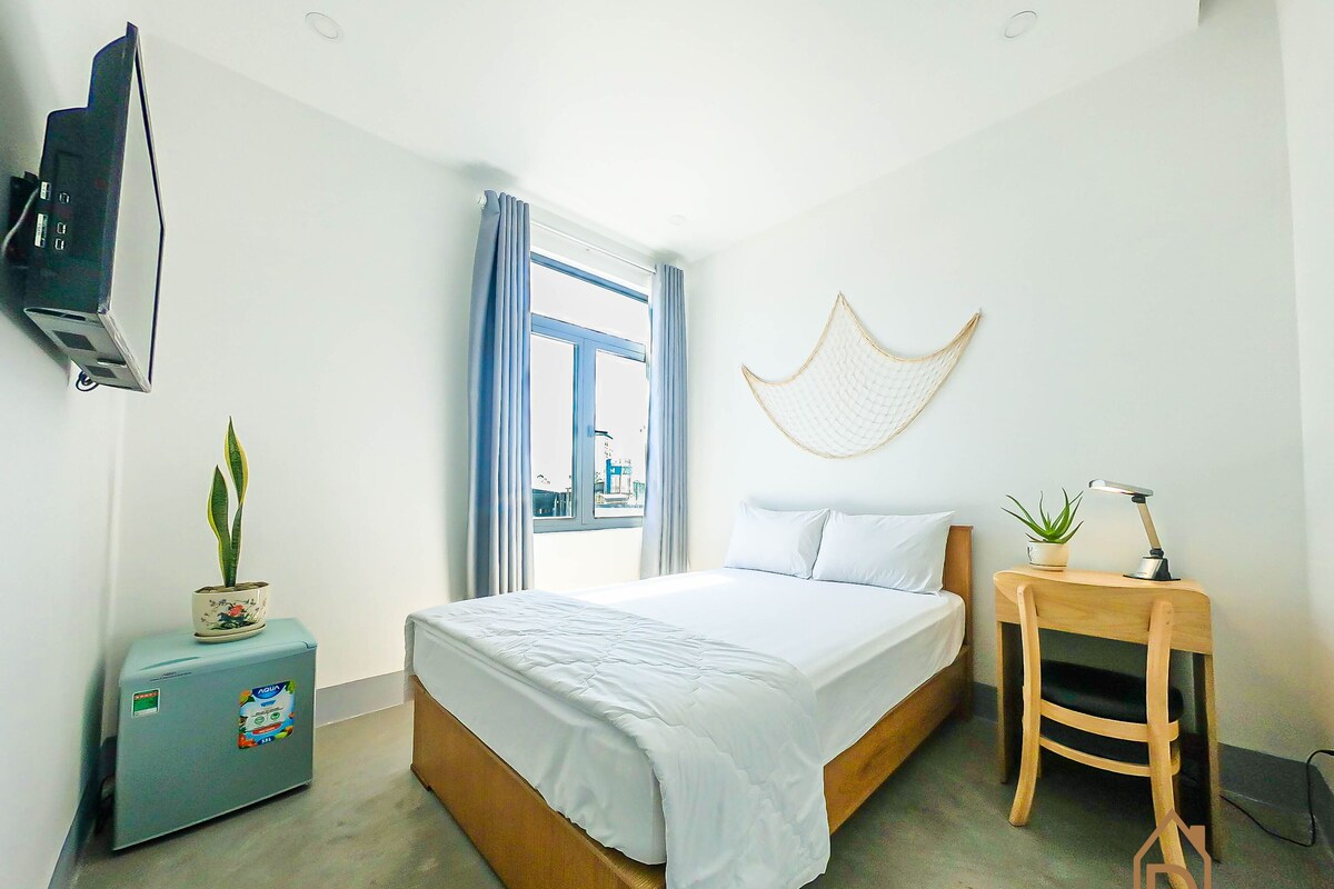 Tabla de planchar con plancha, wifi gratis y ropa de cama 