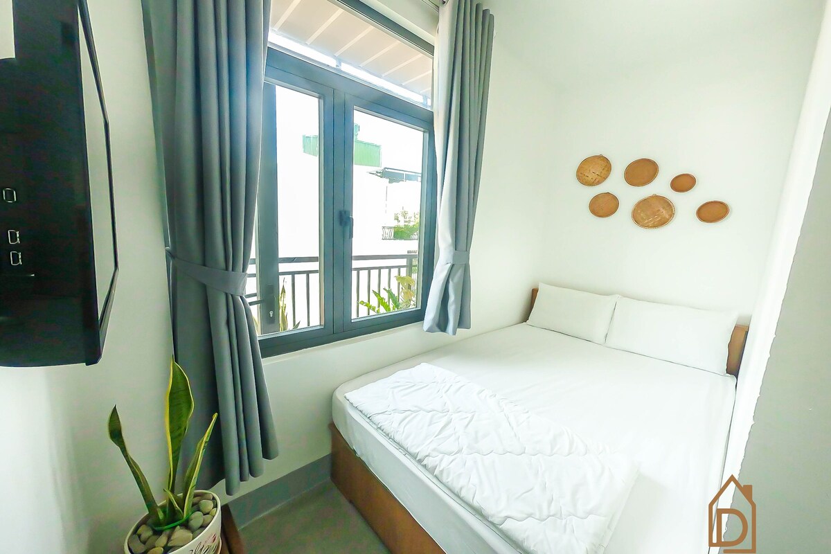 Tabla de planchar con plancha, wifi gratis y ropa de cama 