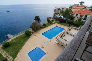 2 outdoor pools