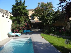 Outdoor pool, pool umbrellas, sun loungers