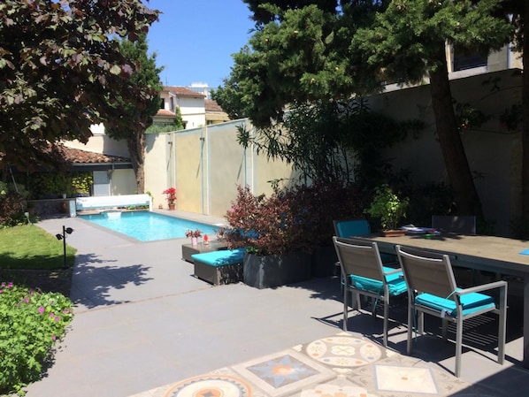 Outdoor pool, pool umbrellas, sun loungers
