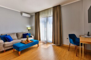 Deluxe suite, 2 slaapkamers, uitzicht op zee | Een minibar, een kluis op de kamer, een bureau, verduisterende gordijnen