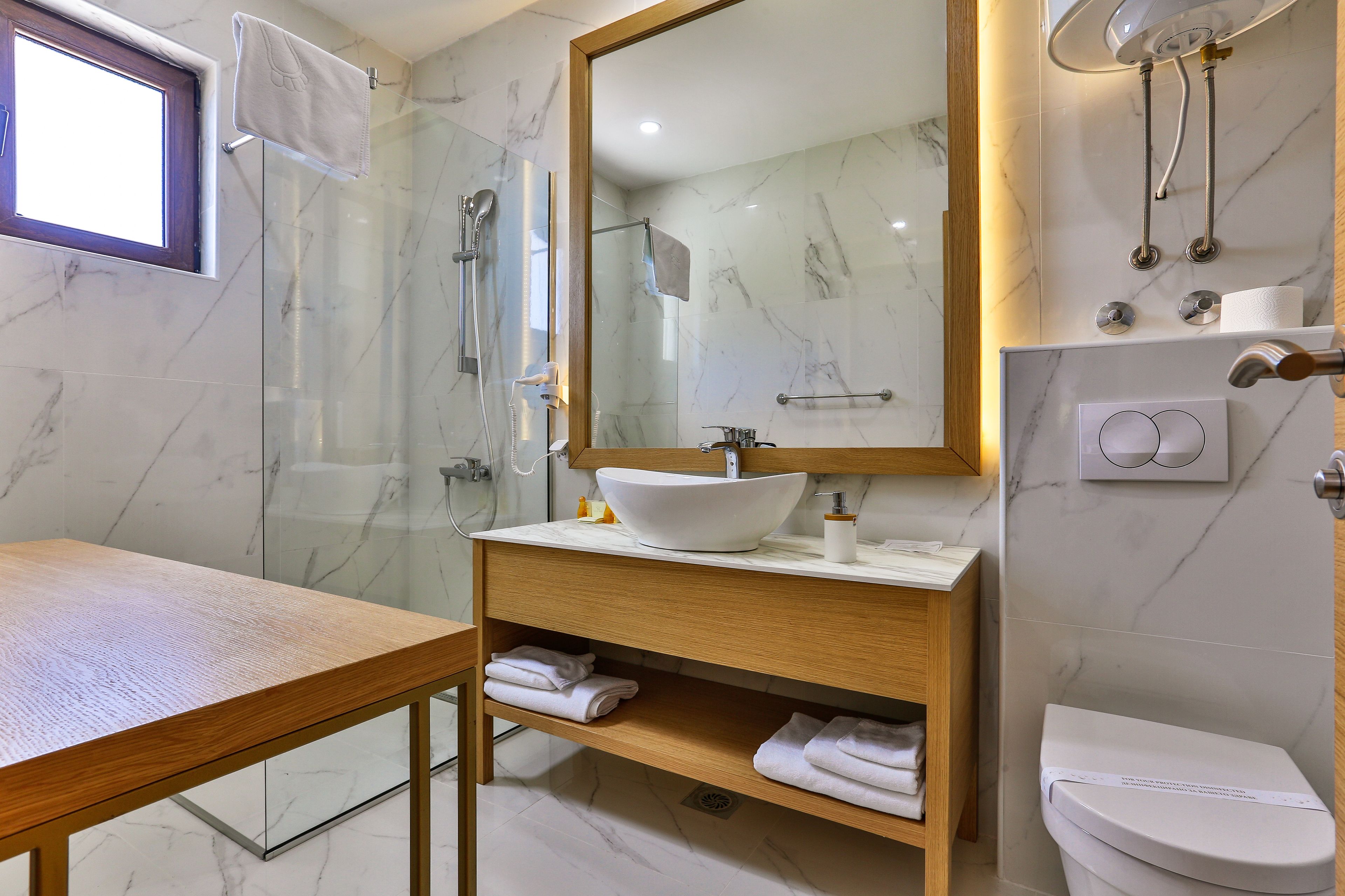 deluxe suite, 2 bedrooms, sea view | bathroom | shower, free toiletries, hair dryer, slippers
