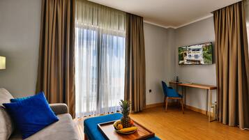 Suite Deluxe, 2 habitaciones, vistas al mar | Minibar, caja fuerte, escritorio y cortinas opacas