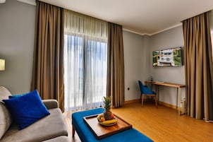 Suíte luxo, 2 quartos, vista para o mar | Frigobar, cofres nos quartos, escrivaninha, cortinas blackout