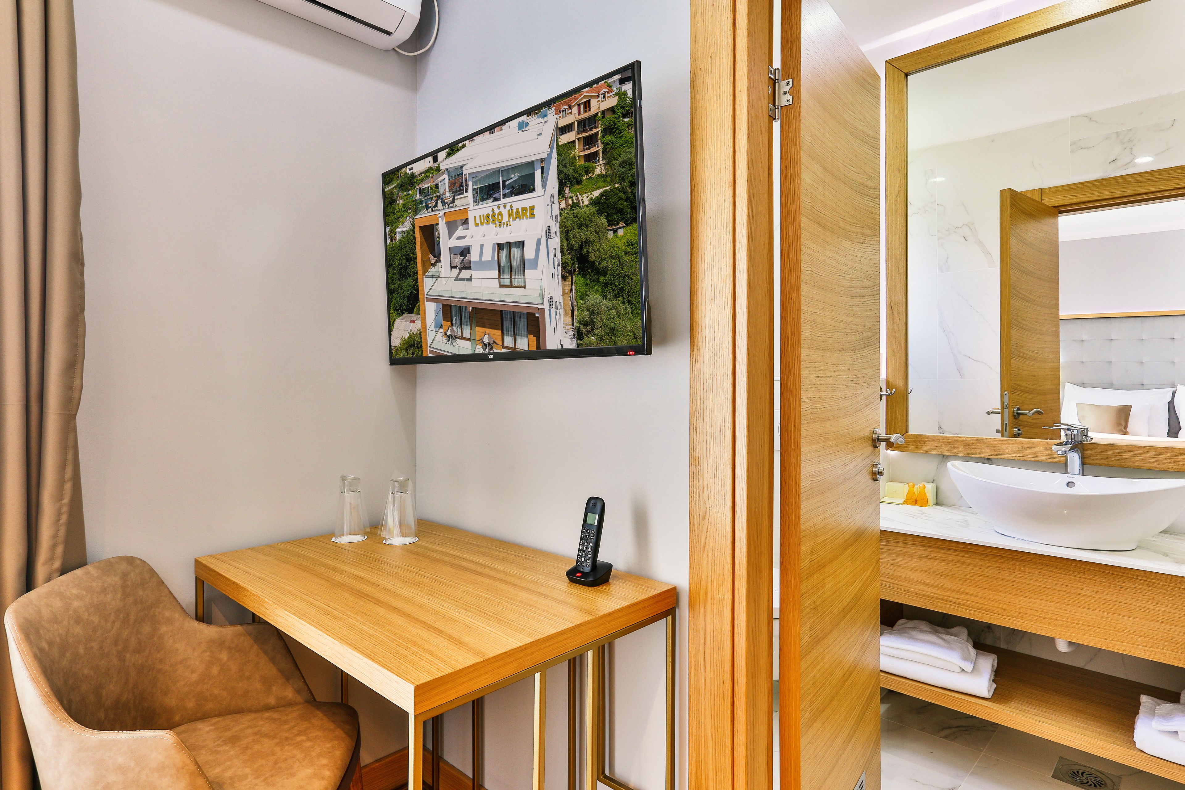 economy double room | 1 bedroom, minibar, in-room safe, desk