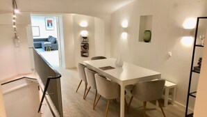 In-room dining - Spacious 170sqm Central Station (Hamburg)