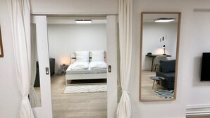 3 bedrooms, down comforters, desk, blackout drapes - Spacious 170sqm Central Station (Hamburg)