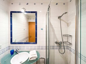 Appartement, 2 slaapkamers, terras (Garajau) | Badkamer | Een bad, een haardroger, handdoeken