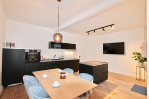 Fridge, oven, stovetop, dishwasher