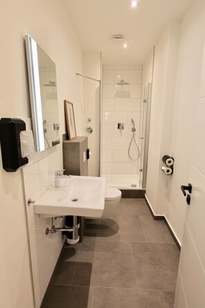 Komfortbadewanne, kostenlose Toilettenartikel, Haartrockner, Handtücher