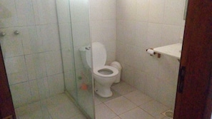 Buồng tắm vòi sen, máy sấy tóc, khăn tắm