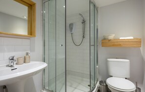 Appartement, niet-roken | Badkamer | Een douche, gratis toiletartikelen, een haardroger, handdoeken