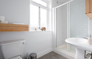Bathroom - Platinum House in Camden 9956 (London)