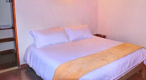Suite estándar, 1 cama de matrimonio grande, no fumadores | Cortinas opacas, tabla de planchar con plancha, wifi gratis