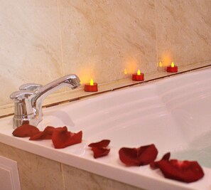 Suite superior, 1 cama de matrimonio grande, no fumadores, bañera de hidromasaje | Bañera de hidromasaje privada
