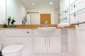 อพาร์ทเมนท์, หลายเตียง, ปลอดบุหรี่, วิวเมือง | ห้องน้ำ | ผ้าเช็ดตัว