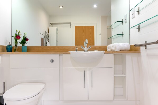 Apartment, Multiple Beds, Non Smoking, City View | Bathroom | Towels