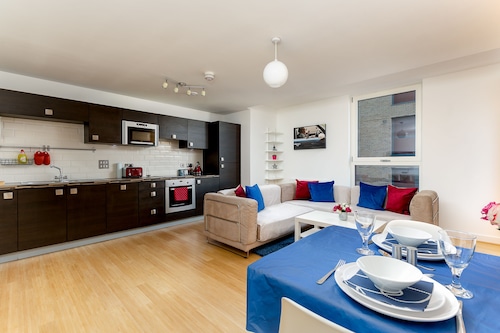 Bright Comfy 2 bed in trendy Dalston