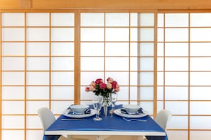 อพาร์ทเมนท์, หลายเตียง, ปลอดบุหรี่, วิวเมือง | เตารีด/โต๊ะรีดผ้า, Wi-Fi ฟรี, ผ้าปูที่นอน