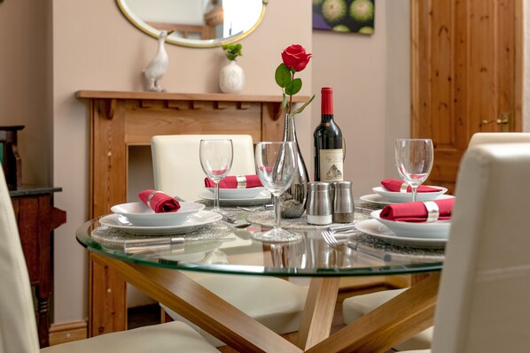 Comfort Cottage, Garden View | In-room dining - Charming Victorian Cottage (Bromley)