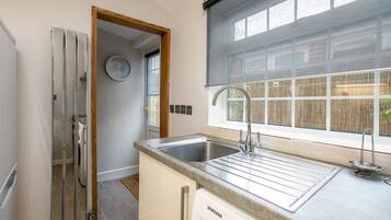 Comfort Cottage, Garden View | Private kitchen | Full-sized fridge, microwave, oven, stovetop