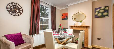 Comfort Cottage, Garden View | In-room dining