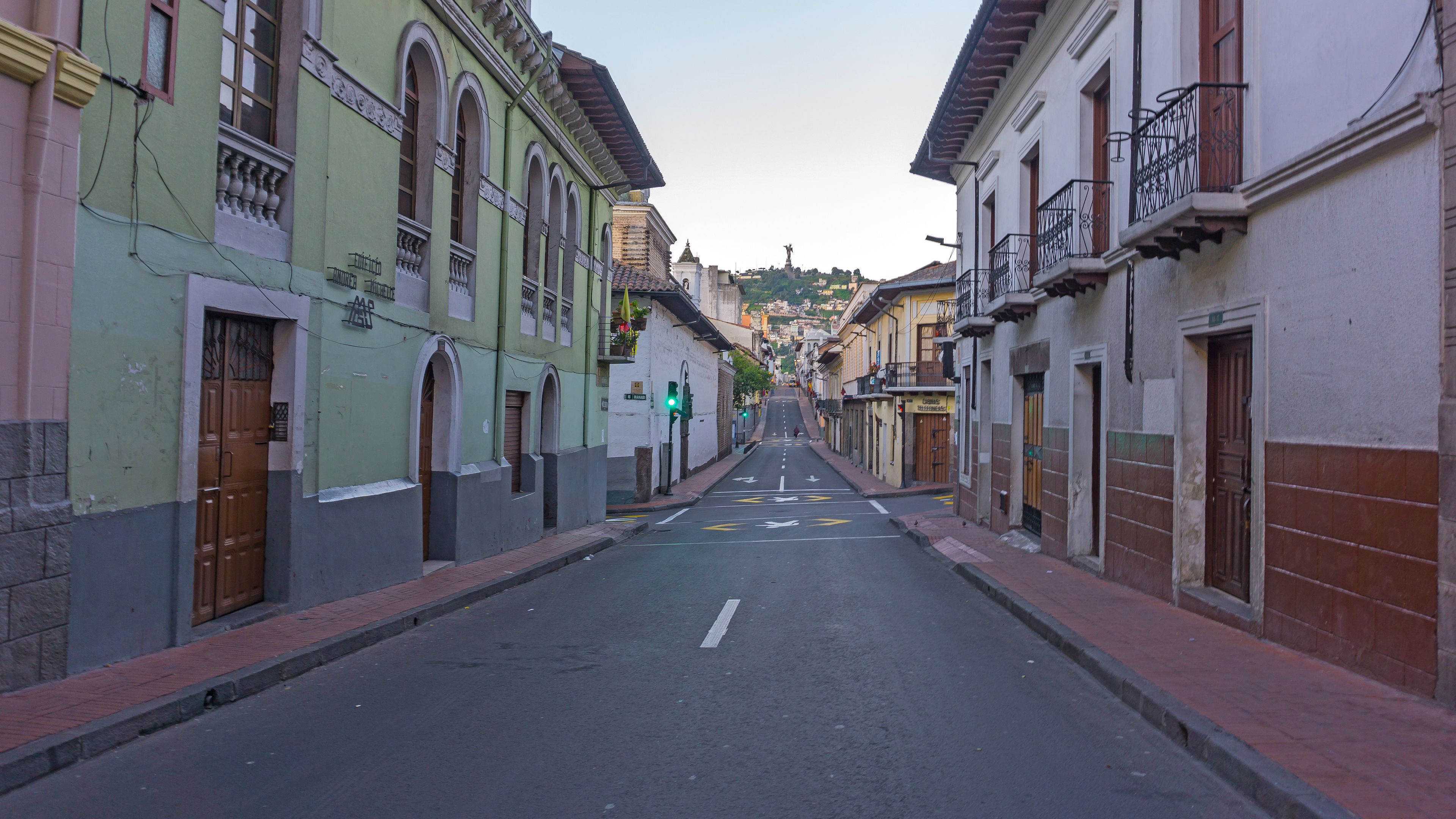 Una calle estrecha bordeada por edificios históricos con ventanas arqueadas y balcones.