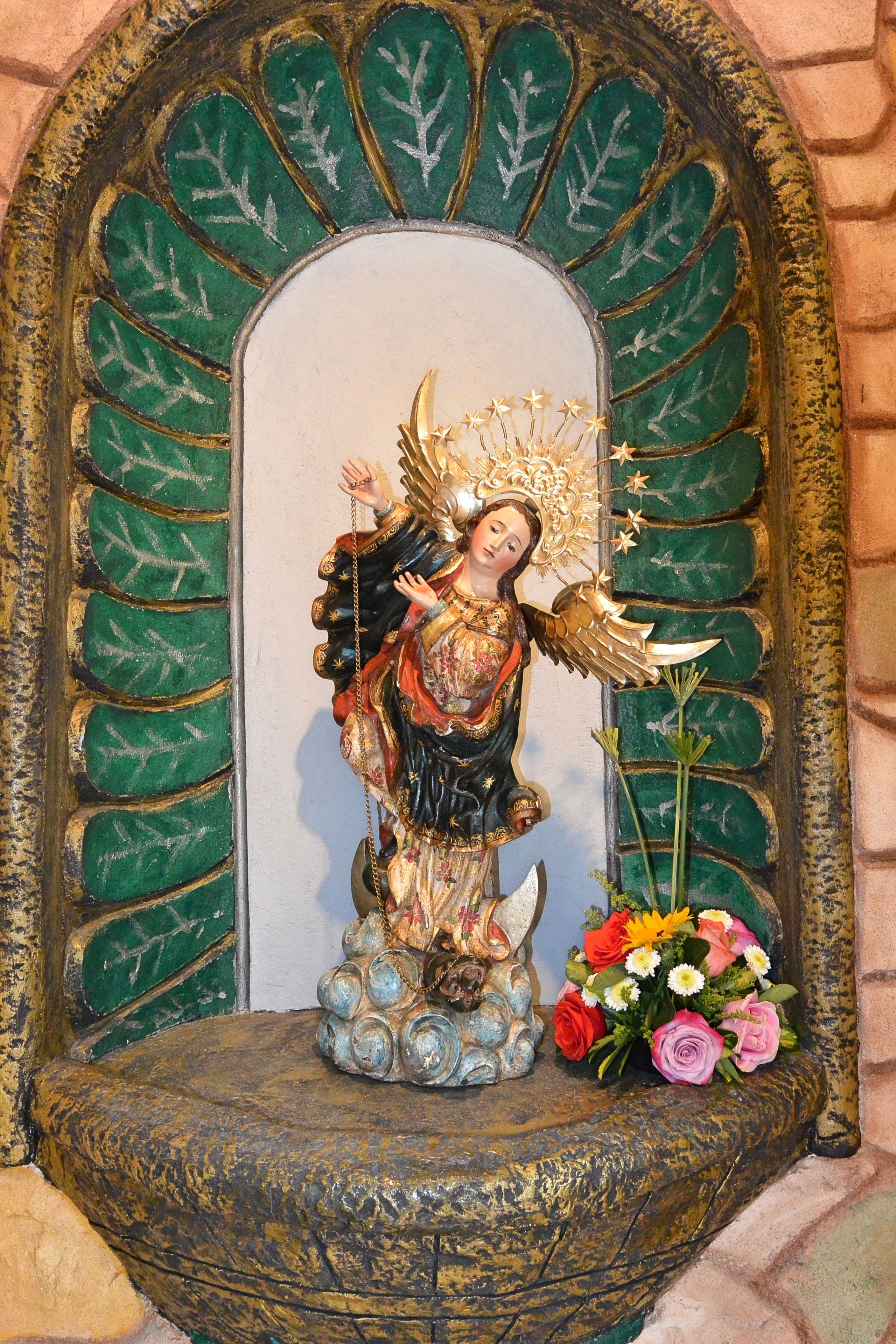 32-inch flat-screen tv with digital channels, tv, netflix