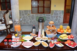 Free daily continental breakfast - Hotel La Basílica Quito (Quito)