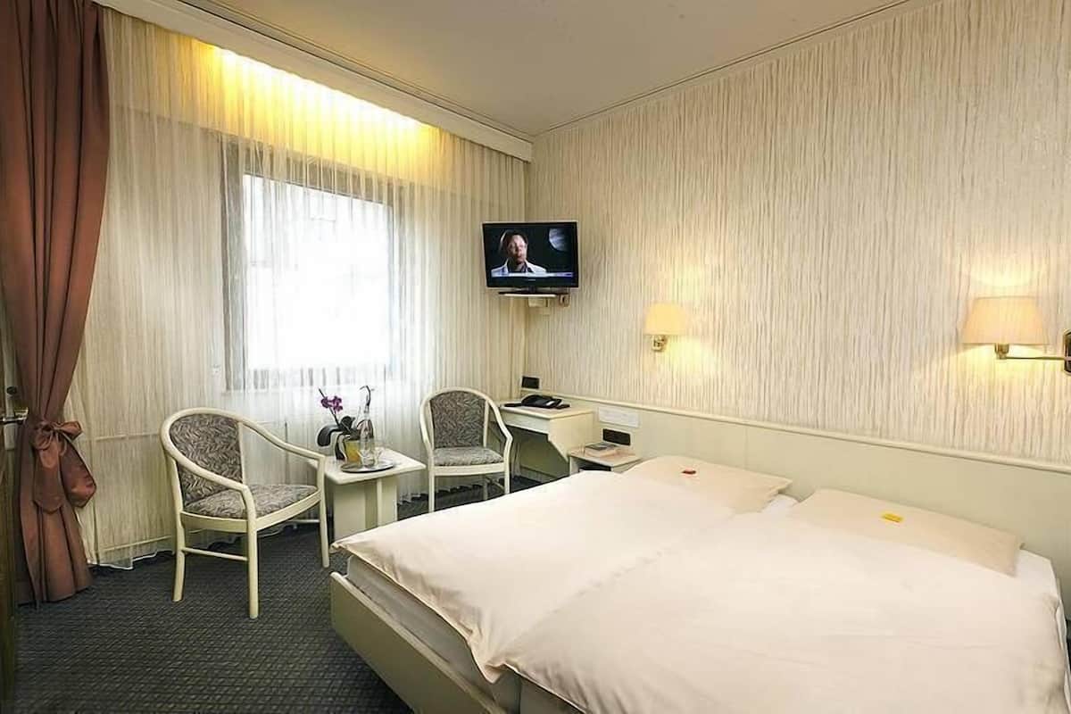 double room, 1 double bed, non smoking | in-room safe, desk, rollaway beds, free wifi