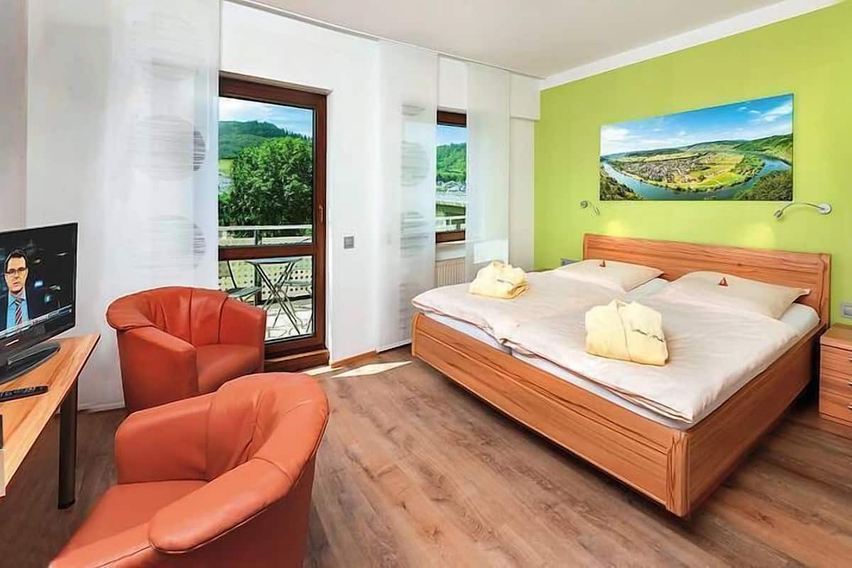 double room, balcony | in-room safe, desk, rollaway beds, free wifi