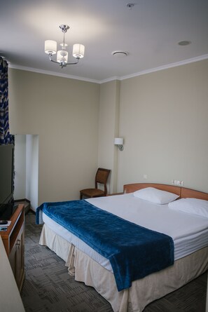 1 slaapkamer, een bureau, verduisterende gordijnen