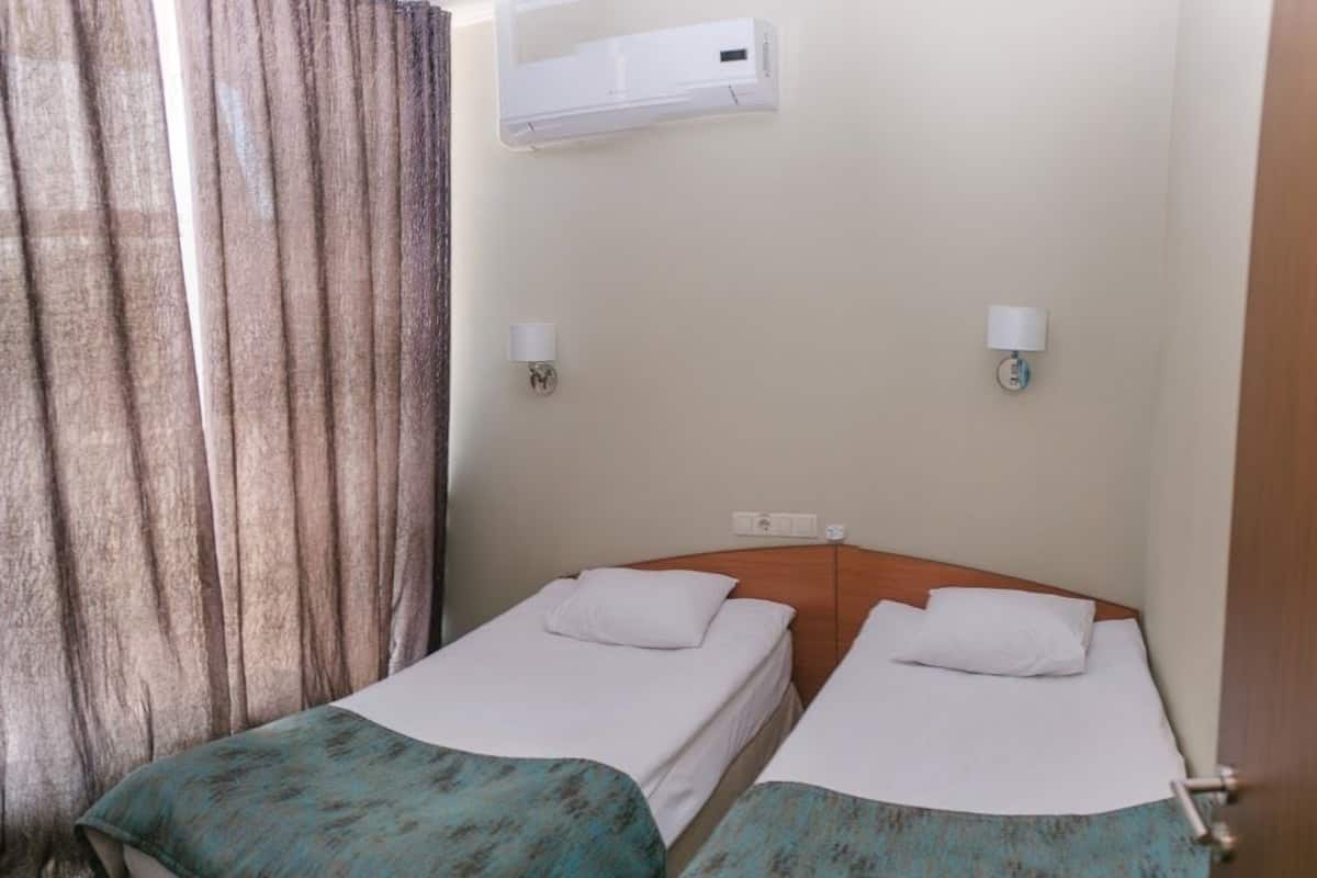 Studio, 2 eenpersoonsbedden, niet-roken | 1 slaapkamer, een bureau, verduisterende gordijnen