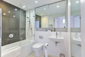 Appartamento City, letti multipli, non fumatori | Bagno | Combinazione doccia/vasca, vasca da bagno a immersione totale