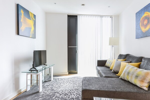 City Apartment, Multiple Beds, Non Smoking | Living area