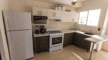 Casa Confort, varias camas, para no fumadores | Cocineta privada | Refrigerador con congelador, microondas, horno y utensilios de cocina