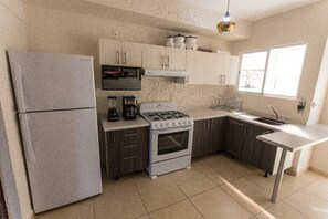 Refrigerador con freezer, microondas, horno, utensilios de cocina