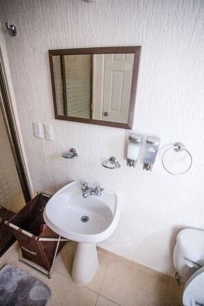 Comfort House, Multiple Beds, Non Smoking | Bathroom | Shower, rainfall showerhead, free toiletries - Olivos 3 (Playa del Carmen)
