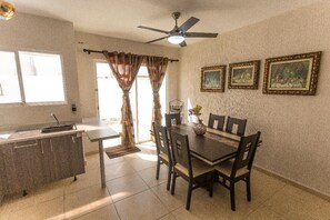 Comfort House, Multiple Beds, Non Smoking | In-room dining