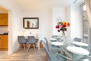 Deluxe Apartment, Multiple Beds, Non Smoking | In-room dining