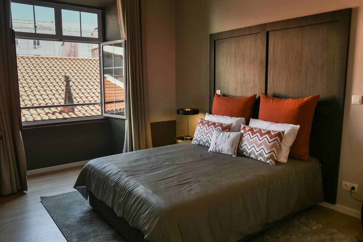 Escritorio, cortinas blackout, cunas gratuitas y wifi gratis 